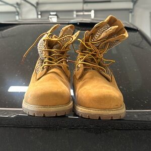 Timberland Tan Boots with Weave Wheat Detail size 7.5